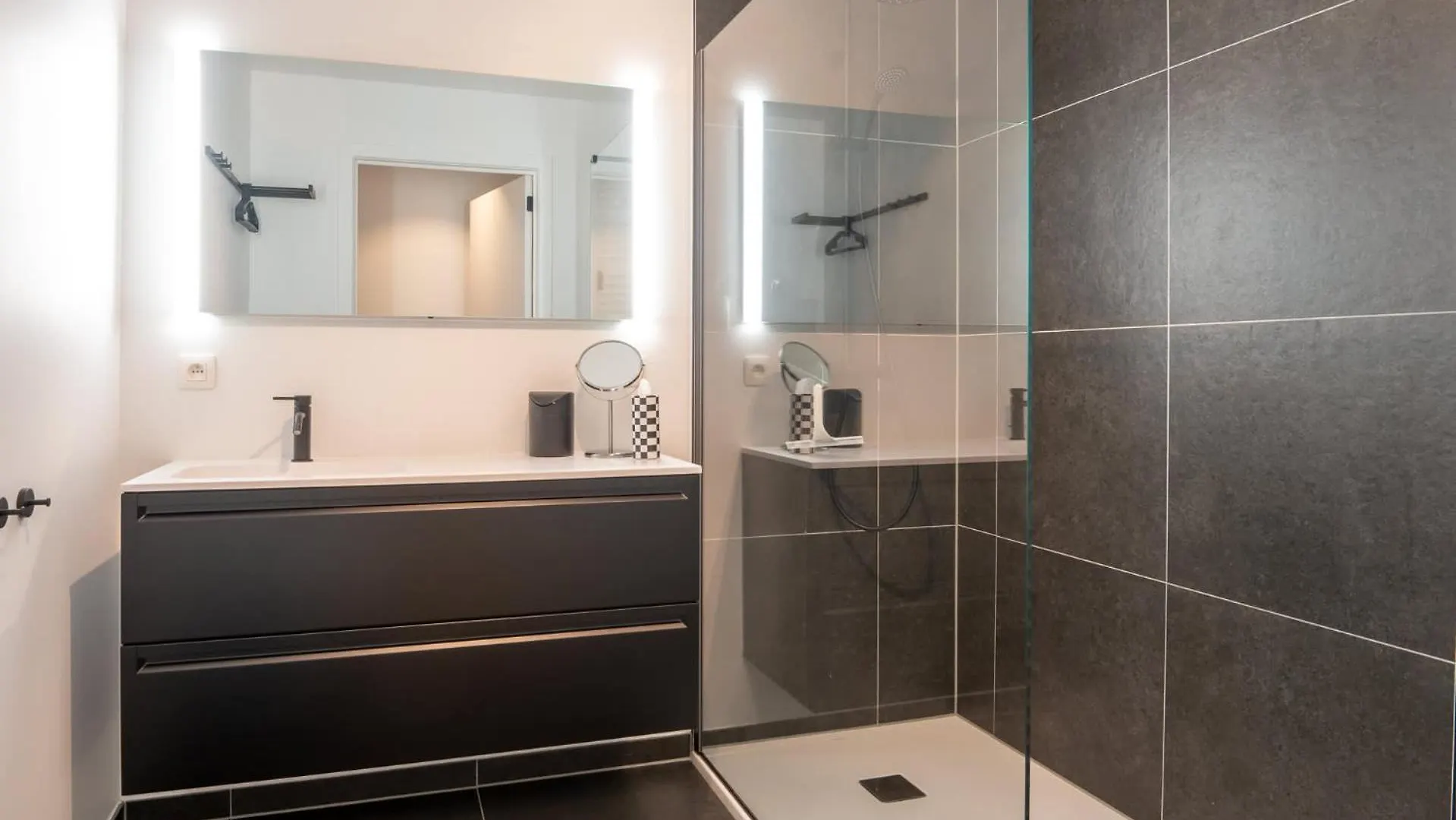 New Apartment Close To The Beach With Garage Oostende 0*,