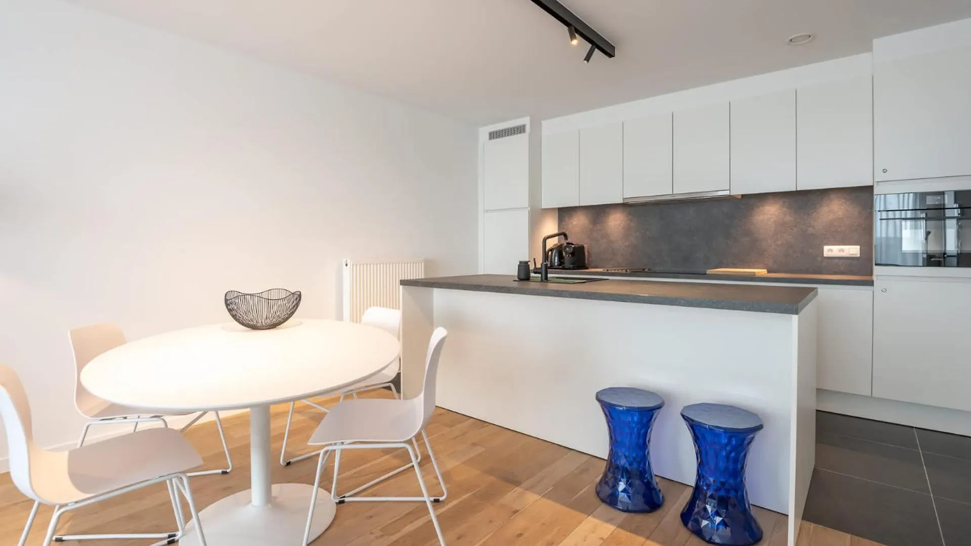 New Apartment Close To The Beach With Garage Οστένδη